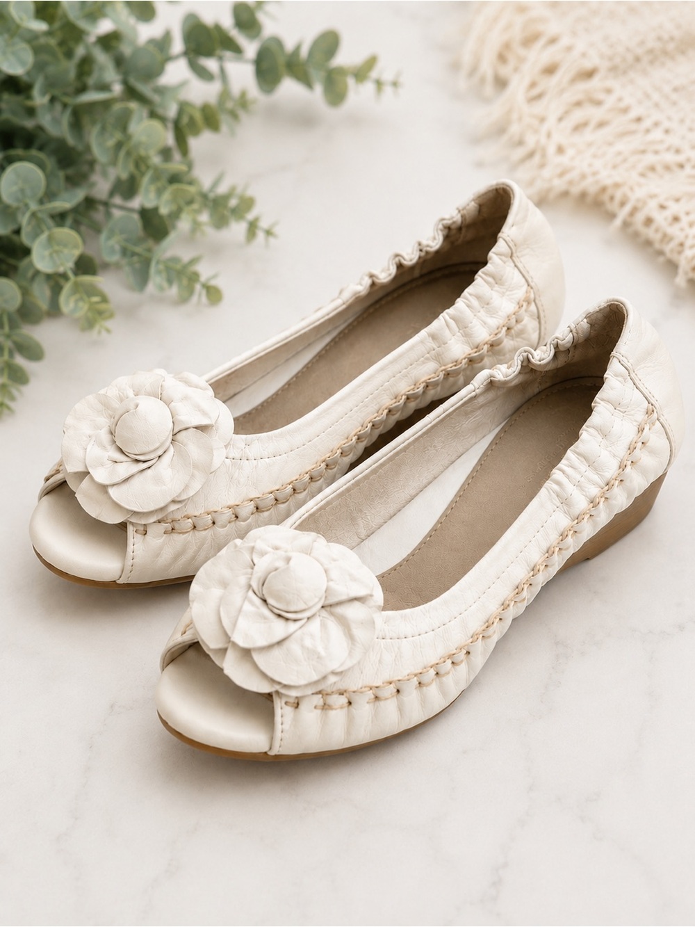 Nurture by Lamaze Ivory Leather Peep Toe Floral Rosette Comfort Shoe 9M